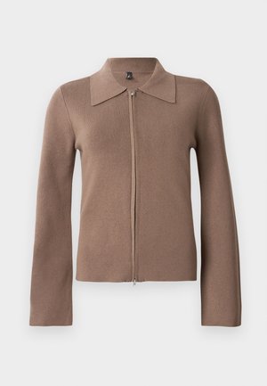 Cardigan zippé brun avec un col, des manches longues, une texture côtelée et une silhouette ajustée. Design minimaliste, sans logo ni motifs visibles.