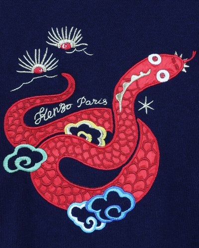 Design de serpent brodé rouge sur fond bleu marine, avec des accents blancs et noirs, des nuages et le texte "Kenzo Paris" en blanc.