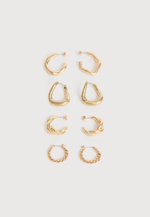 Négy pár arany tónusú karika fülbevaló különböző csavart és geometriai mintákkal, két függőleges oszlopban elrendezve egy fehér felületen.