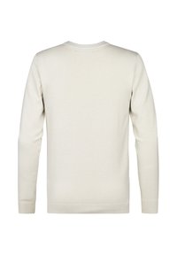 Pulover bej deschis, realizat dintr-un material tricotat moale. Dispune de mâneci lungi, un gât rotund și manșete și o margine ribbată.