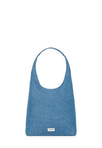 Sac à épaule en denim bleu avec une poignée incurvée et une forme rectangulaire. Présente une étiquette à l'avant. Texture lisse, design minimaliste.