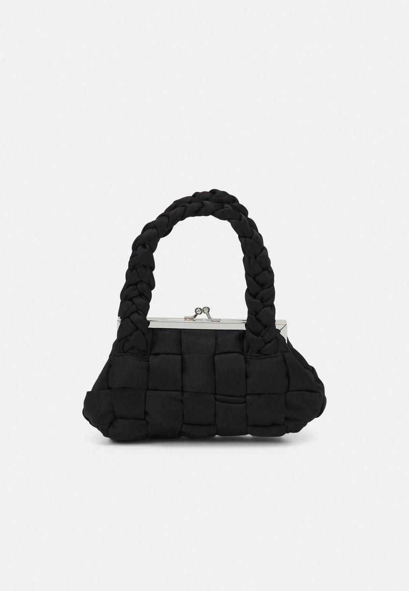 Sac à main en tissu tissé noir avec une anse tressée et une fermeture à cadre métallique. Présente une surface texturée et une forme arrondie et compacte.