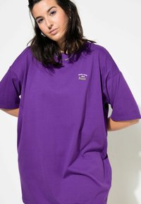 Studio Untold DANS LE DOS COL ROND ET - T-shirt basic - dark purple