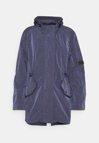 Mörkblå lättviktig jacka med huva, framfickor, dragsko i midjan, dragkedja och tryckknappar. Slätt, något glänsande tyg med struktur.