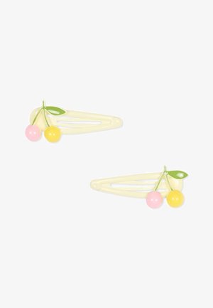 Due mollette per capelli in plastica di colore giallo chiaro, ciascuna decorata con dettagli di ciliegie rosa e gialle e foglie verdi. Texture liscia, design semplice.