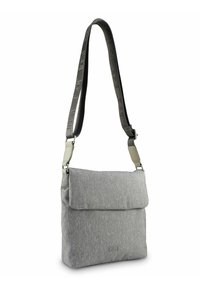 Borsa a spalla in tessuto grigio con chiusura a patta, tracolla regolabile e superficie testurizzata. Presenta un marchio sottile sul davanti.