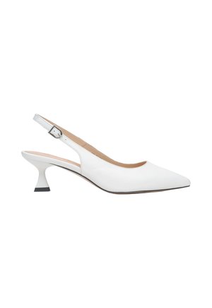 Weißer Leder-Slingback-Pumps mit spitzer Kappe, kleinem Absatz und verstellbarem Schnallenriemen.