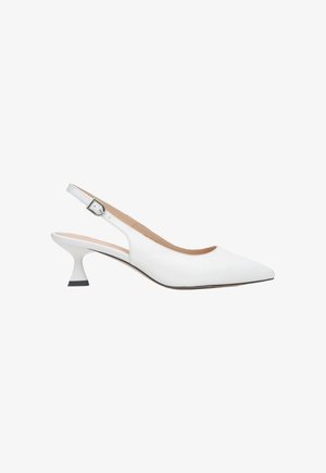 Witte leren slingback pump met puntige neus, kitten heel en verstelbare gespband.