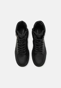 Černé vysoké tenisky vyrobené z hladké kůže, s šněrováním v přední části, polstrovaným límcem a bočním zipem pro snadný přístup.