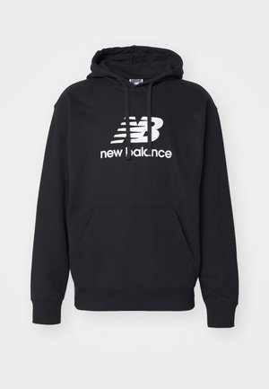 Hoodie noir avec une poche kangourou à l'avant, un capuchon avec cordon de serrage et un logo New Balance blanc centré sur la poitrine. Matériau en mélange de coton.