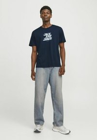 Jack & Jones GEDRUCKT RUNDHALS - T-shirts print - navy blazer
