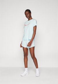 Nike Performance ONE TOP - Camiseta deportiva - glacier blue/aster pink