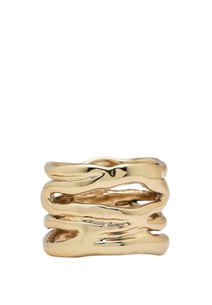 Guldring med et bølgende, struktureret design, der har flere sammenflettede bånd og åbne sektioner, poleret finish for et glat udseende.