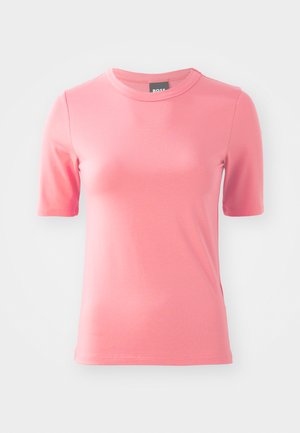 Korte mouwen roze T-shirt van gladde stof, met een ronde halslijn en een getailleerd ontwerp met nette stiksels en zonder zichtbare patronen.