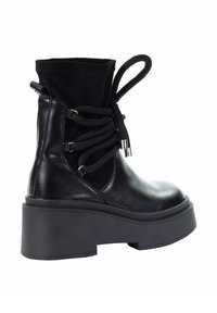 Czarne botki za kostkę z skórzaną cholewką, materiałowym kołnierzem, teksturowanymi czarnymi sznurówkami i masywną podeszwą. Wyposażone w metalowe akcenty.