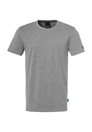 Effen grijs T-shirt met korte mouwen en een ronde hals met kleine merklabjes op de kraag en linkermouw.