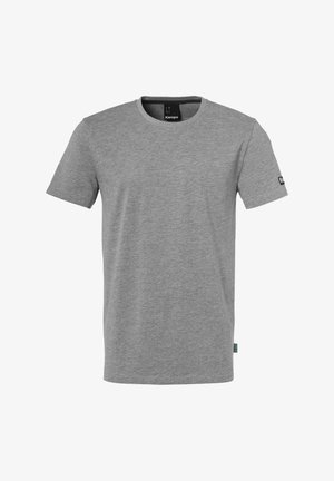 Effen grijs T-shirt met korte mouwen en een ronde hals met kleine merklabjes op de kraag en linkermouw.