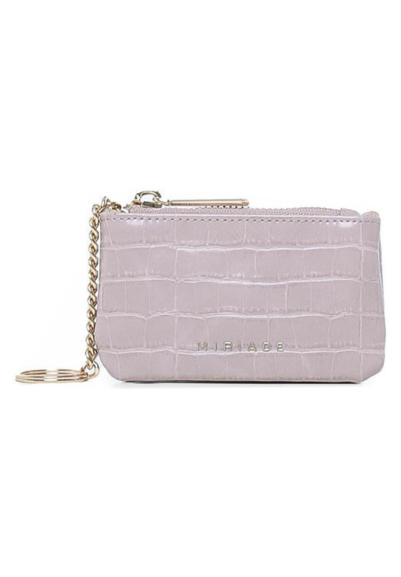 Jasnoróżowy portfel z tłoczonej skóry krokodyla, z zamknięciem na zamek błyskawiczny, złotym łańcuszkiem oraz nadrukowanym logo z przodu.