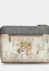 Borsa con motivo floreale, con base di un crema chiaro e parte superiore grigia. Presenta una chiusura con zip e una toppa in pelle con l'iscrizione "Tessendo Storie".