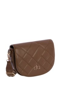 Bolso cruzado acolchado de cuero marrón con solapa curva y herrajes dorados. Presenta una correa de hombro con un diseño estampado y detalle de logo grabado.