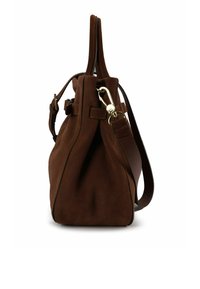 Sac à main en suède marron à la texture douce, forme arrondie, poignées supérieures et bandoulière ajustable. Présente des accessoires métalliques dorés et des détails de couture.