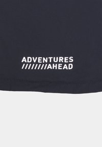 Tissu navy avec le texte blanc "AVENTURES /// À VENIR" en bas, présentant une texture lisse et un design simple.