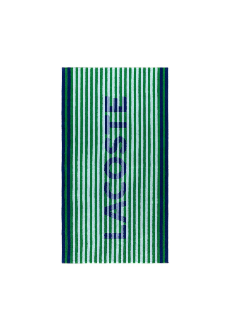 Gestreepte handdoek in groen en wit, met een prominent blauw "LACOSTE" logo. Zachte textuur met dunne strepen en een rechthoekige vorm.