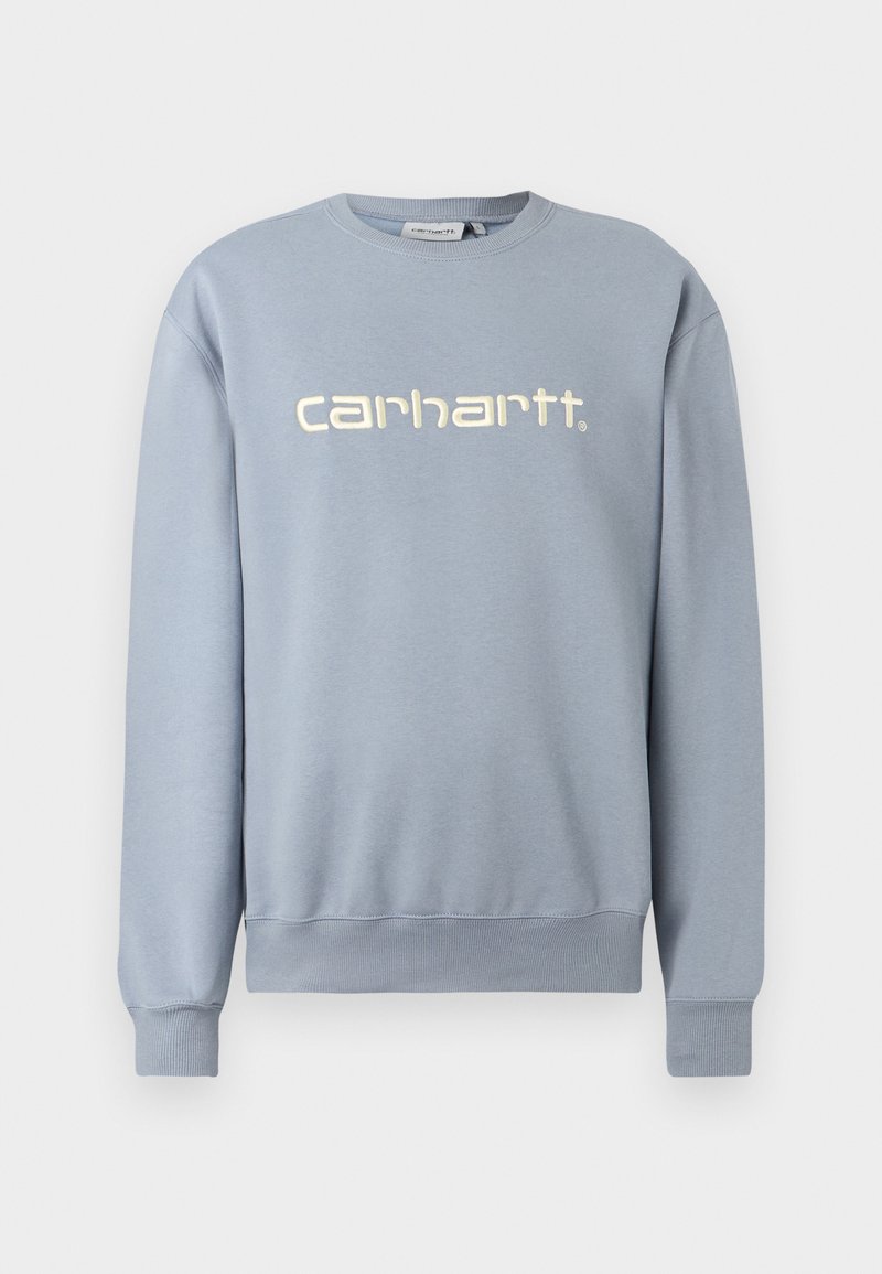 Hellblaues Carhartt Rundhalsshirt mit langen Ärmeln und gerippten Bündchen und Saum, mit weiß gesticktem Markennamen auf der Brust.