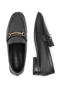 Czarne skórzane mokasyny ze kwadratowym noskiem, złotymi akcentami i niskim obcasem w kształcie bloku. Gładka tekstura i minimalistyczne detale.