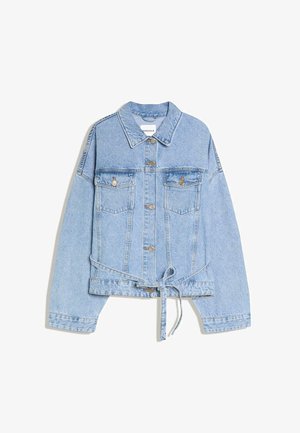 Világoskék farmerdzseki elöl gombos záródással, két mellzsebbel, hosszú ujjakkal, gallérral és vékony, hozzáillő övvel a deréknál megkötve.