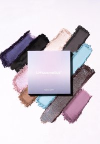 Palette Daybreak di LH Cosmetics, con un packaging sfumato in viola e grigio. Ombretti opachi e shimmer di diverse colorazioni e texture circondano la palette.