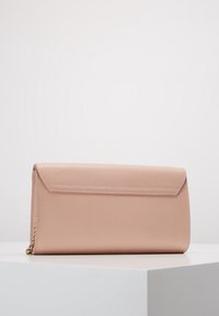 Růžová texturovaná kabelka na večerní použití s klopou a zlatým řetízkem. Hladký materiál a obdélníkový tvar.