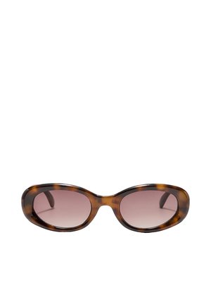 Lunettes de soleil ovales avec montures en écaille de tortue marron et verres marron dégradés sur fond blanc.
