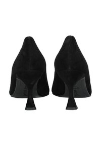 Černé semišové boty na vysokém podpatku s špičatou špičkou, štíhlým podpatkem a hladkou texturou, s výřezy po stranách.