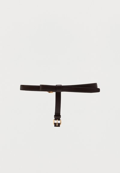 Ceinture en cuir noir avec un design étroit, dotée d'une boucle en métal doré et d'un détail en nœud au centre. Texture lisse, style minimaliste.