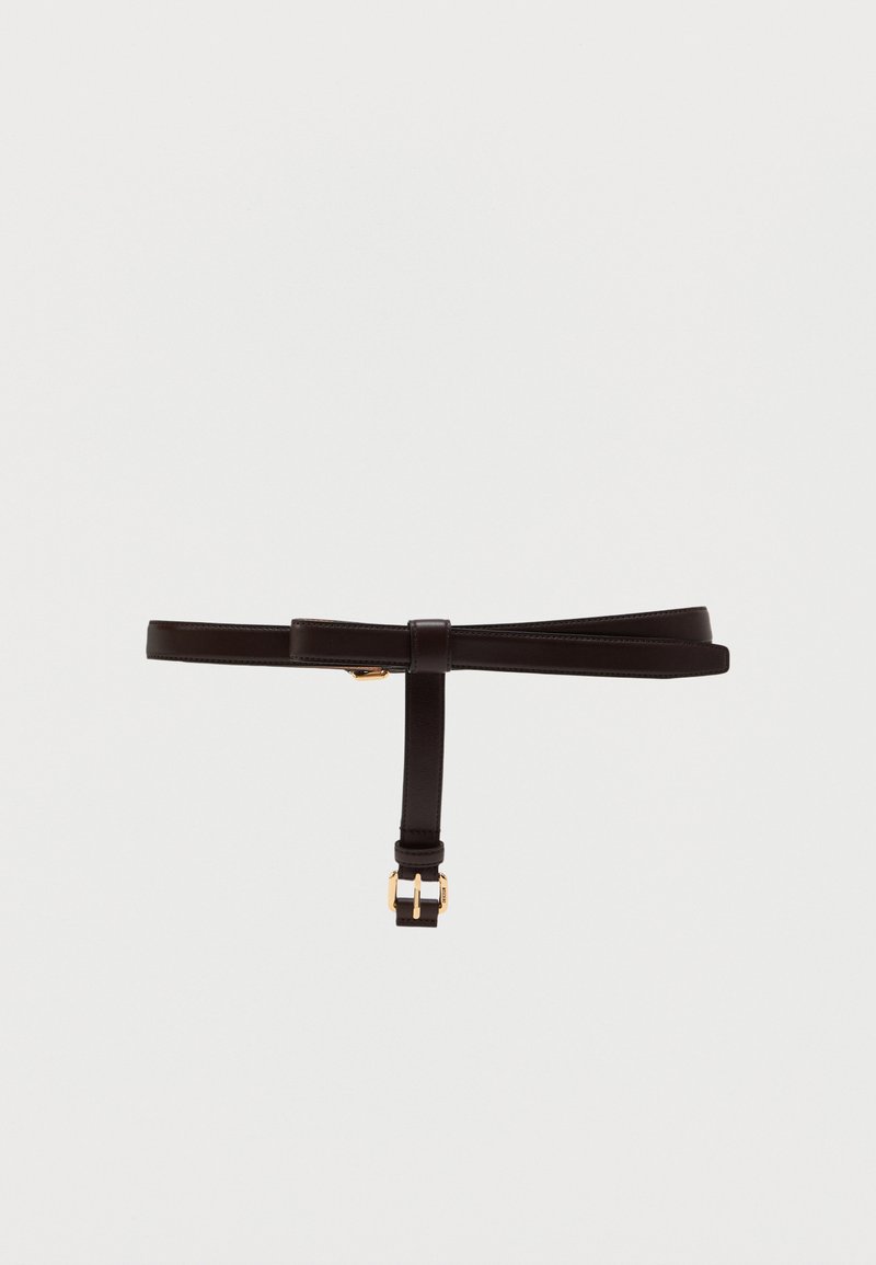 Μαύρη δερμάτινη ζώνη με στενό σχέδιο, διαθέτοντα�ς μεταλλική πόρπη σε χρυσό τόνο και κόμπο στο κέντρο. Λαμπερή υφή, μινιμαλιστικό στυλ.