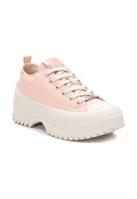 Sneakers in tela rosa chiaro con suola in gomma texturizzata, lacci in crema e un piccolo tacco. Presentano il logo sulla linguetta e una linguetta sul retro.