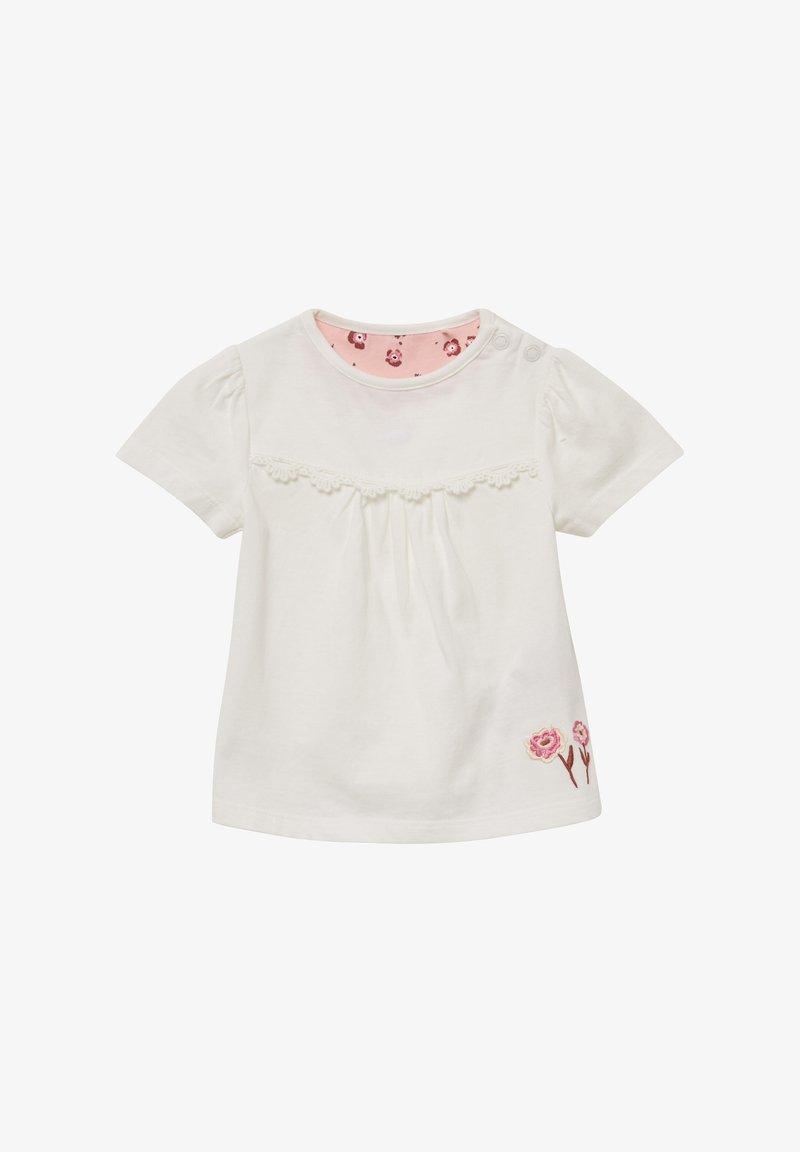 Witte t-shirt met korte mouwen en een ruchesontwerp; voorzien van een roze bloemenborduursel aan de zoom en een gemusterde roze binnenste halslijn.