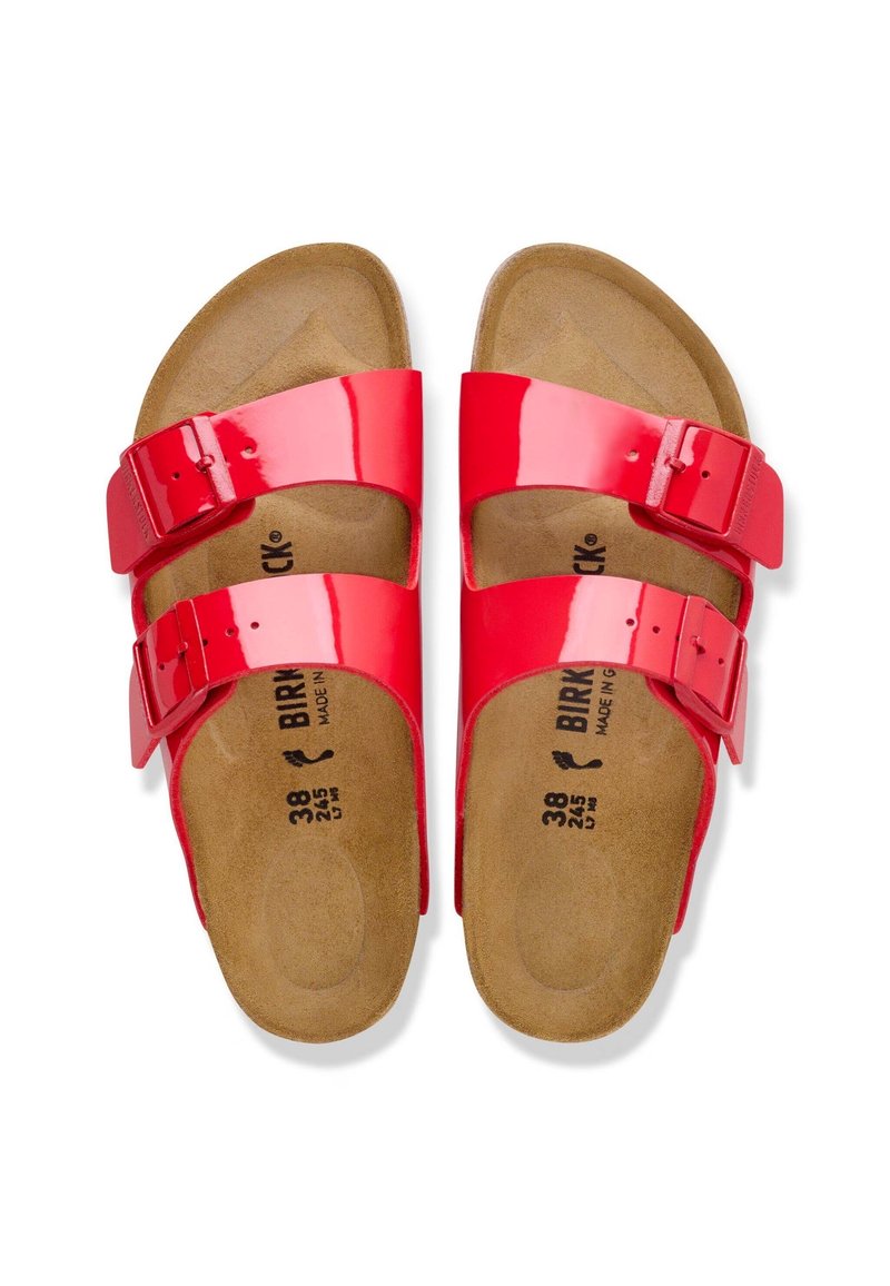 Paar roter, glänzender Birkenstock-Sandalen mit zwei Riemen, verstellbaren Schnallen und konturierten braunen Fußbetten, Größe 38 (EU).
