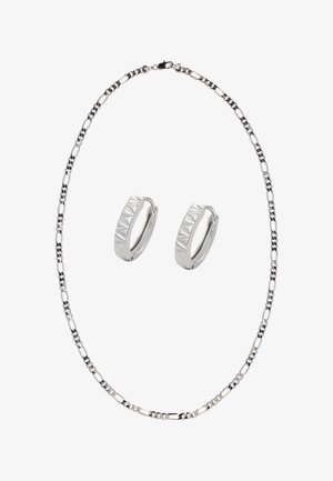 Hopeakorusetti, joka sisältää ketjukorun ovoiduilla linkeillä ja kuvioidut korvarenkaat monikulmaisella designilla.