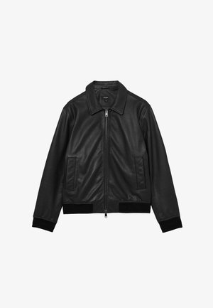 Jachetă de piele neagră cu fermoar frontal, două buzunare laterale, guler ascuțit și manșete și tiv striate.