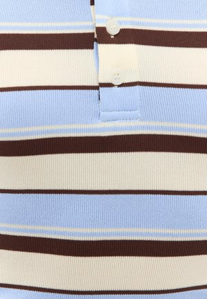 Gros plan d'un pull tricoté à rayures horizontales bleu clair, crème et marron avec deux boutons blancs sur la patte de boutonnage.