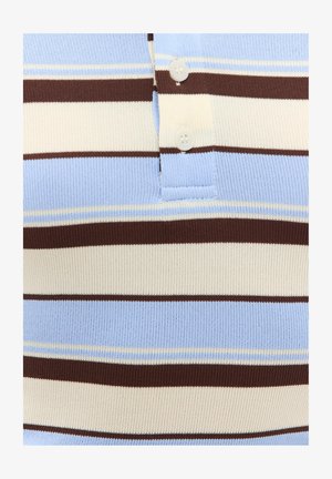 Gros plan d'un pull tricoté à rayures horizontales bleu clair, crème et marron avec deux boutons blancs sur la patte de boutonnage.