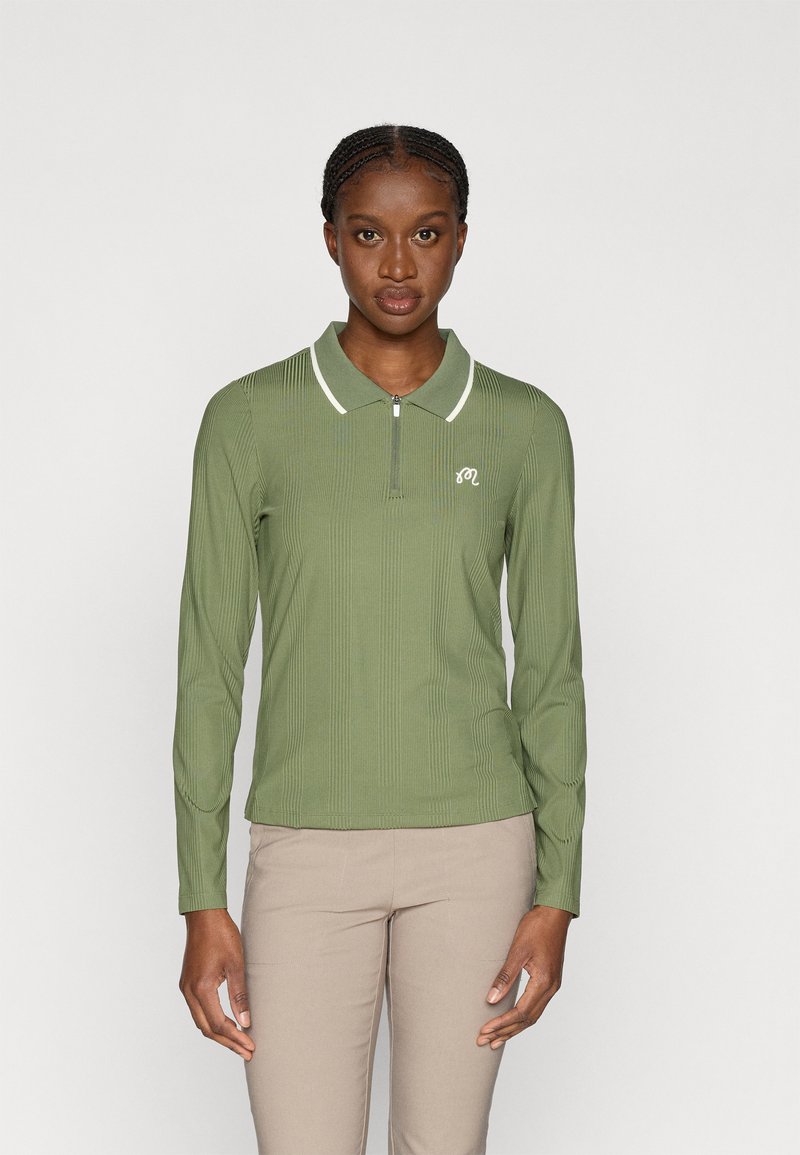 Zaļš garas piedurknes polo krekls ar ribotu tekstūru, balta apkakle un rāvējslēdzis, ar nelielu izšūtu logo kreisajā krūtī.