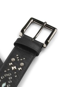 Cinturón de piel negra con hebilla de metal, acentos de tachuelas y patrones decorativos de tachuelas y strass a lo largo de la correa.