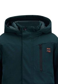 Donkergroene gewatteerde jas met een ritszak op de borst, drukknopen en een capuchon. Gekenmerkt door een gestructureerde stof en een merkpatch.