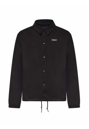 Chaqueta negra de manga larga con botones, cuello, logo de Patagonia en el pecho, puños elásticos y cordones ajustables en el dobladillo.