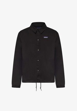 Veste noire à manches longues avec boutons, col, logo Patagonia sur la poitrine, poignets élastiques et cordons ajustables à l'ourlet.