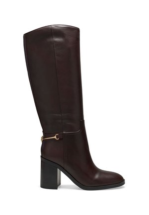 Botte en cuir marron foncé montant jusqu’au genou, avec une boucle dorée sur le côté, un bout arrondi et un talon noir épais.