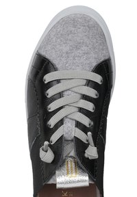 Sneaker in pelle nera e feltro grigio con dettagli metallici, lacci grigi e superficie texturizzata. Presenta una soletta imbottita e un design minimalista.